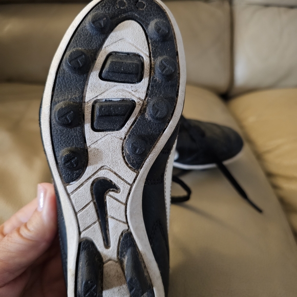Nike Kids Black and White Soccer Cleats - Picture 4 of 4